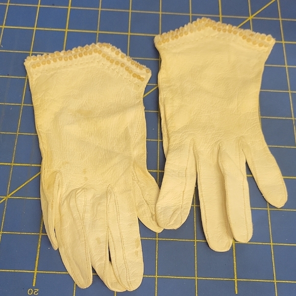 Viola Weinberger Accessories - Vintage Viola Weinberger Cream Leather Beaded Gloves